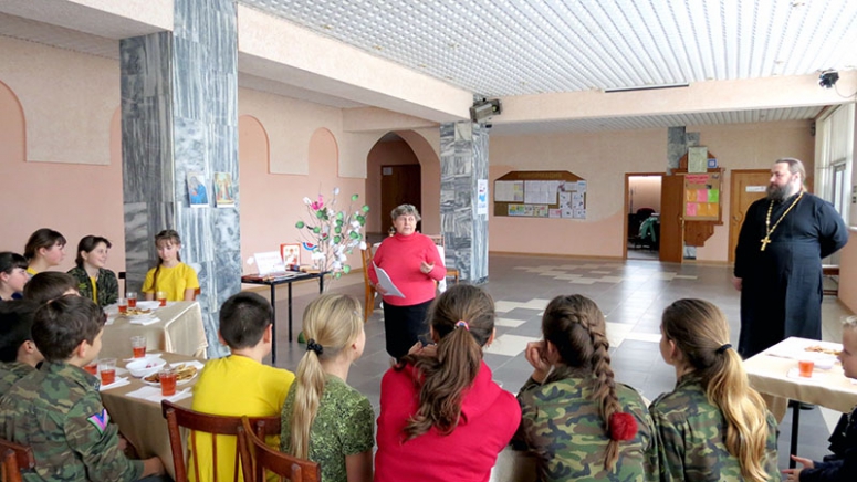 Беседа со школьниками о празднике Сретения Господня в станице Черноерковской